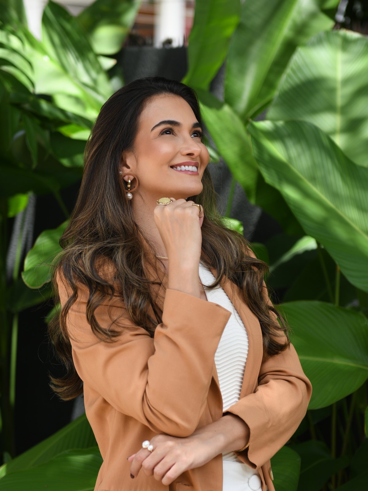 Dra. Juliana Castro entre folhagens